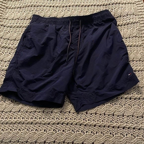 Men’s Tommy Hilfiger swim trunks men’s sz XL Navy blue 3 pockets, 1‎ pocket tear - Picture 1 of 12
